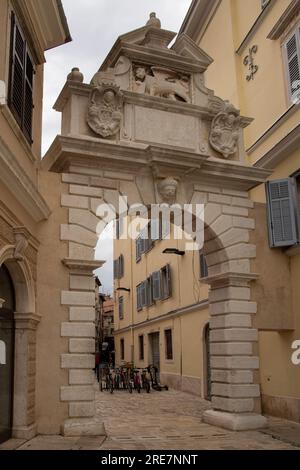 Das Stadttor, Balbi`s Arch (diese Version wurde 1679 erbaut), Eingangstor zur Altstadt, Rovinj (Kroatisch: Rǒʋiːɲ; Italienisch: Rovigno), Kvarner, Kroatien Stockfoto